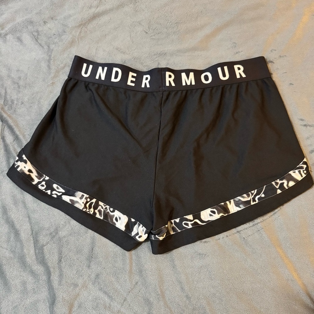 Under Armour Black and White Athletic Shorts Lightweight Design

#1057 - Picture 7 of 7